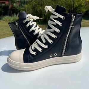 Women's High-Top Lace-Up Sneakers with Side Zippers — Black and Cream